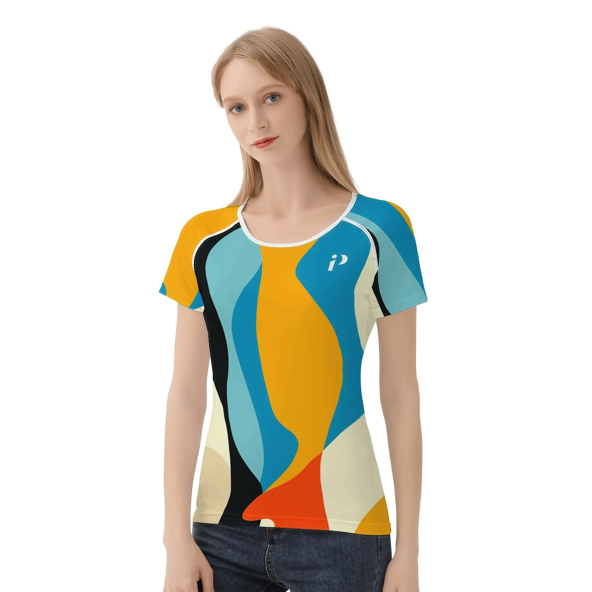 Camiseta de mujer corte deportivo con diseño artístico en impresión all-over.