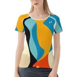 Camiseta de mujer corte deportivo con diseño artístico en impresión all-over.