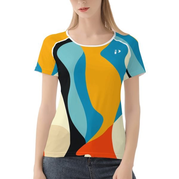 Camiseta de mujer corte deportivo con diseño artístico en impresión all-over.