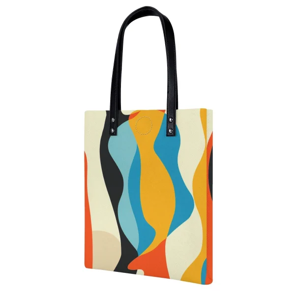 Detalle de las asas y perfil del bolso tote estampado.