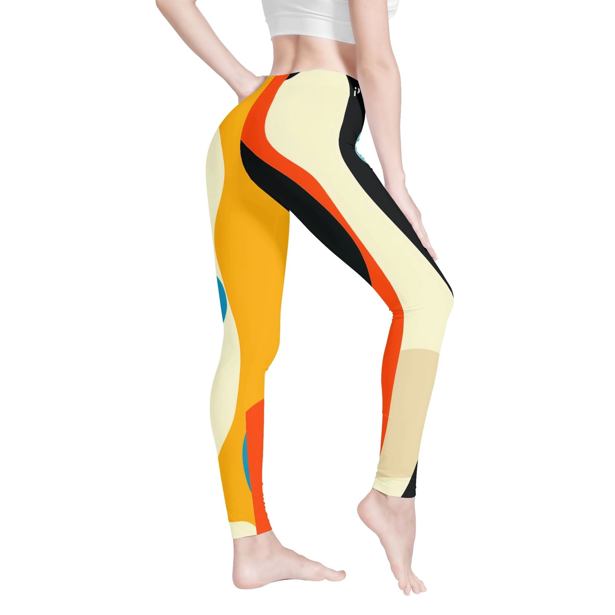 Modelo de pie de perfil con los Legging Mujer “Movimiento Fluido” mostrando el estampado all-over y ajuste medio.