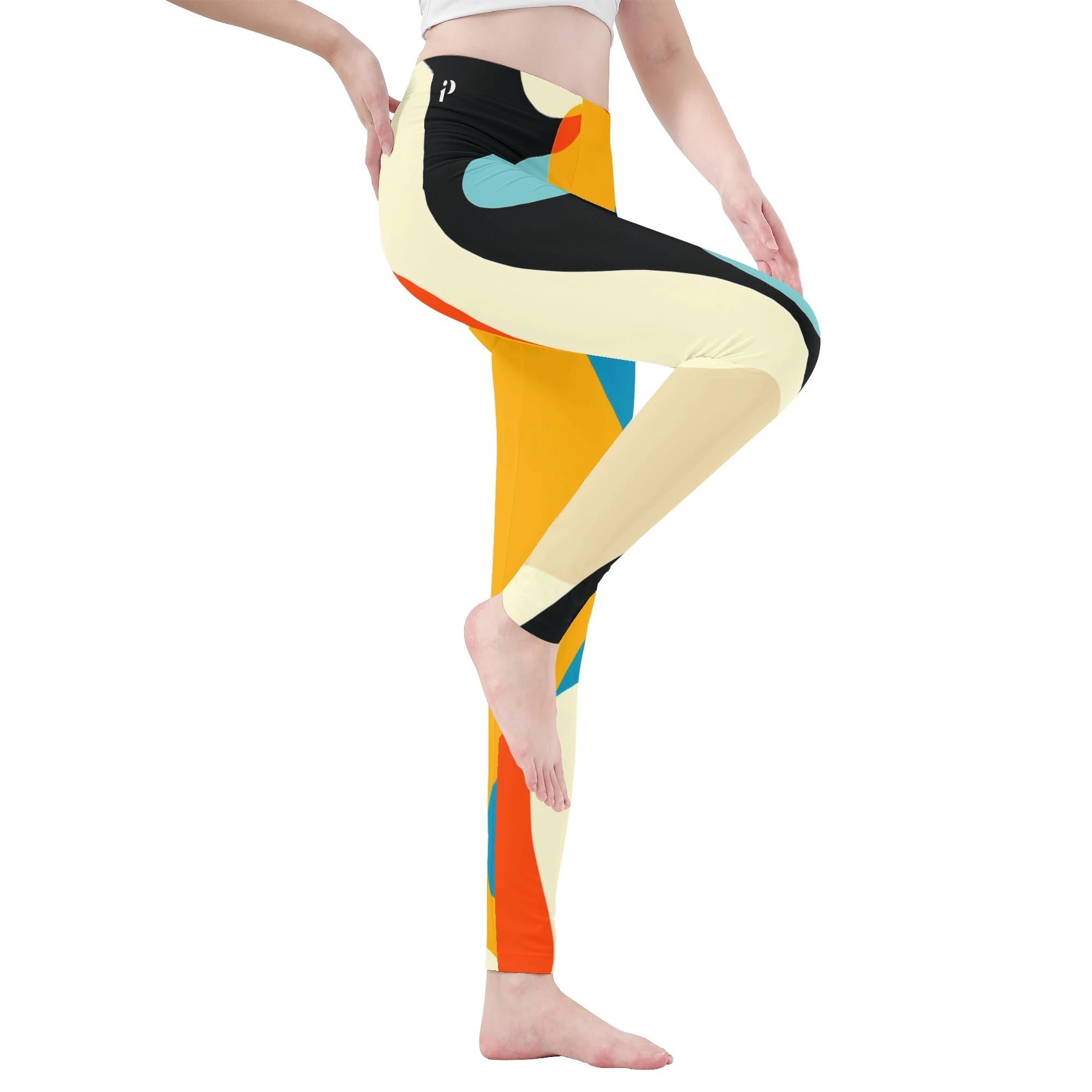 Modelo de pie de perfil con los Legging Mujer “Movimiento Fluido” mostrando el estampado all-over y ajuste medio.