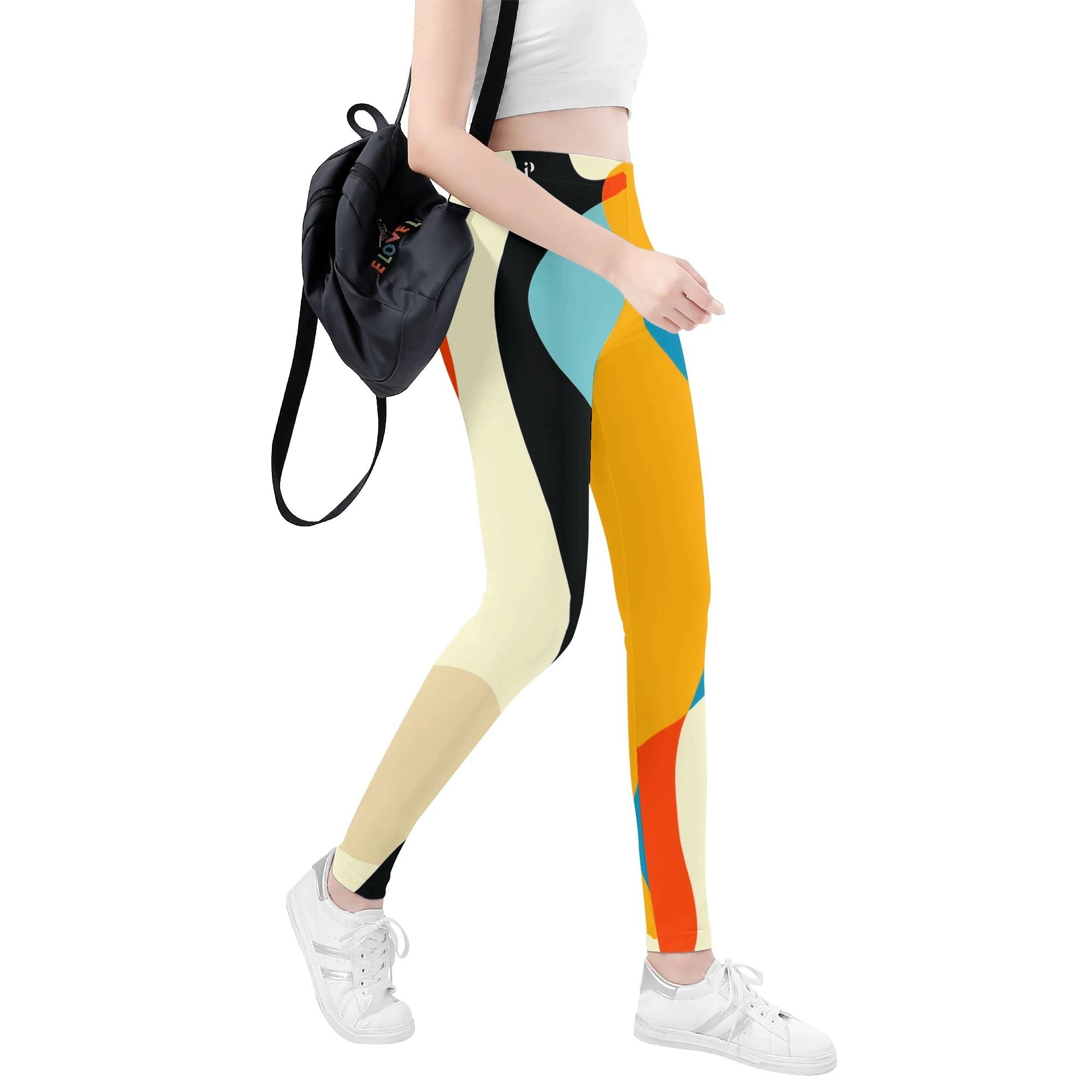Modelo de pie de perfil con los Legging Mujer “Movimiento Fluido” mostrando el estampado all-over y ajuste medio.