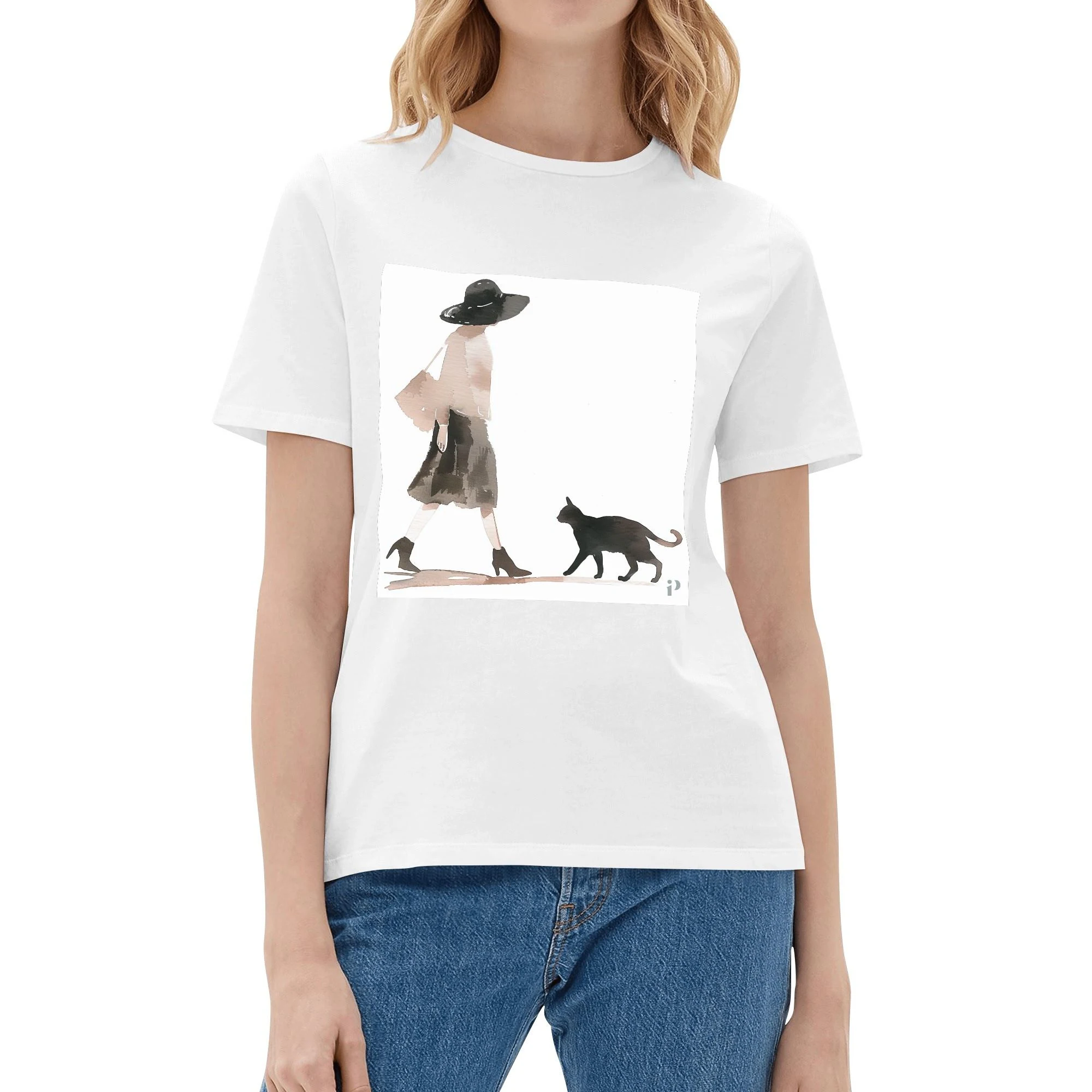 Camiseta de algodón con ilustración de mujer paseando con gato en acuarela.