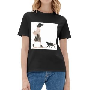 Camiseta de algodón con ilustración de mujer paseando con gato en acuarela.