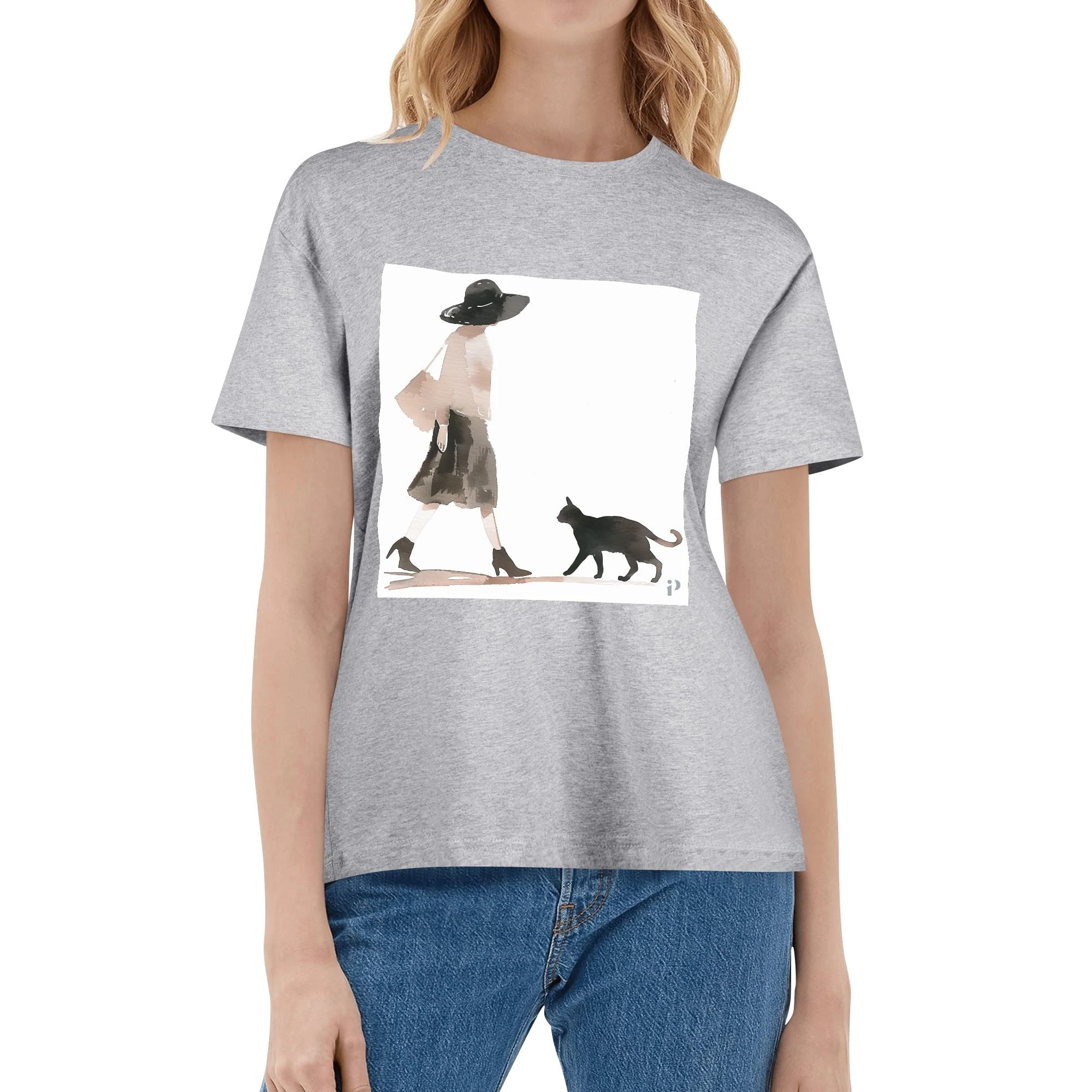 Camiseta de algodón con ilustración de mujer paseando con gato en acuarela.