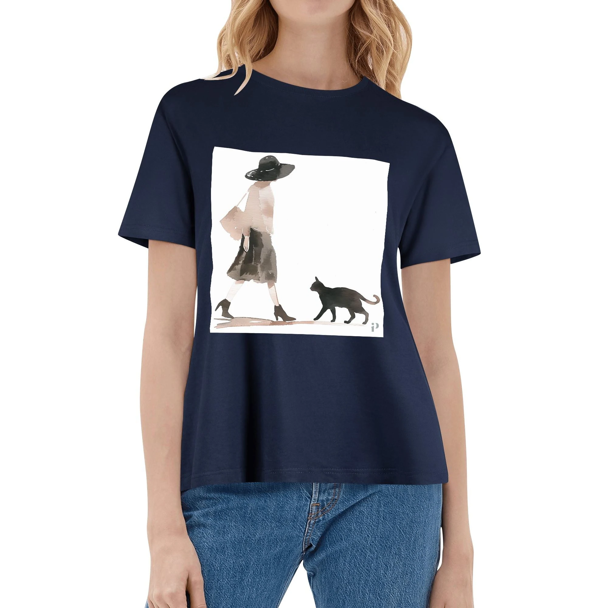 Camiseta de algodón con ilustración de mujer paseando con gato en acuarela.