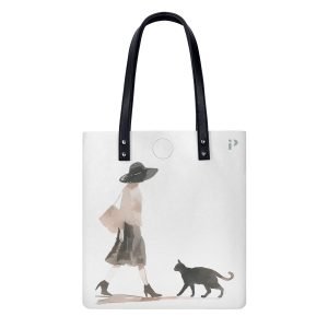 Bolso tote PU blanco con estampado de mujer paseando con gato en acuarela y tirantes negros.