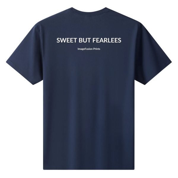 Camiseta mujer con diseño alternativo “Sweet But Fearless” frontal y trasero