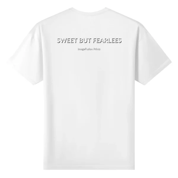 Camiseta mujer con diseño alternativo “Sweet But Fearless” frontal y trasero