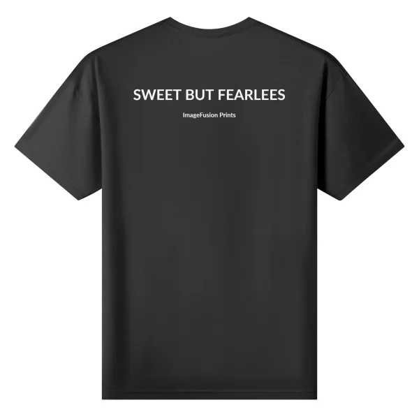Camiseta mujer con diseño alternativo “Sweet But Fearless” frontal y trasero
