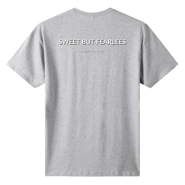 Camiseta mujer con diseño alternativo “Sweet But Fearless” frontal y trasero