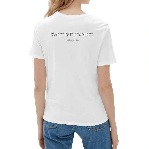Camiseta mujer con diseño alternativo “Sweet But Fearless” frontal y trasero