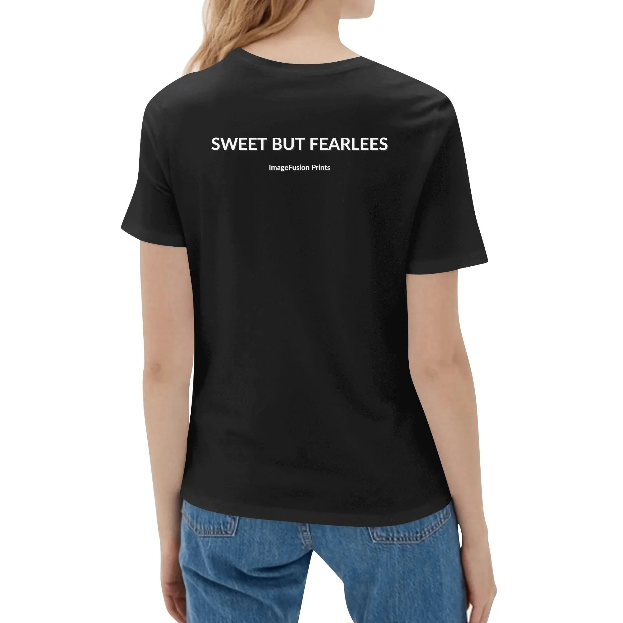 Camiseta mujer con diseño alternativo “Sweet But Fearless” frontal y trasero