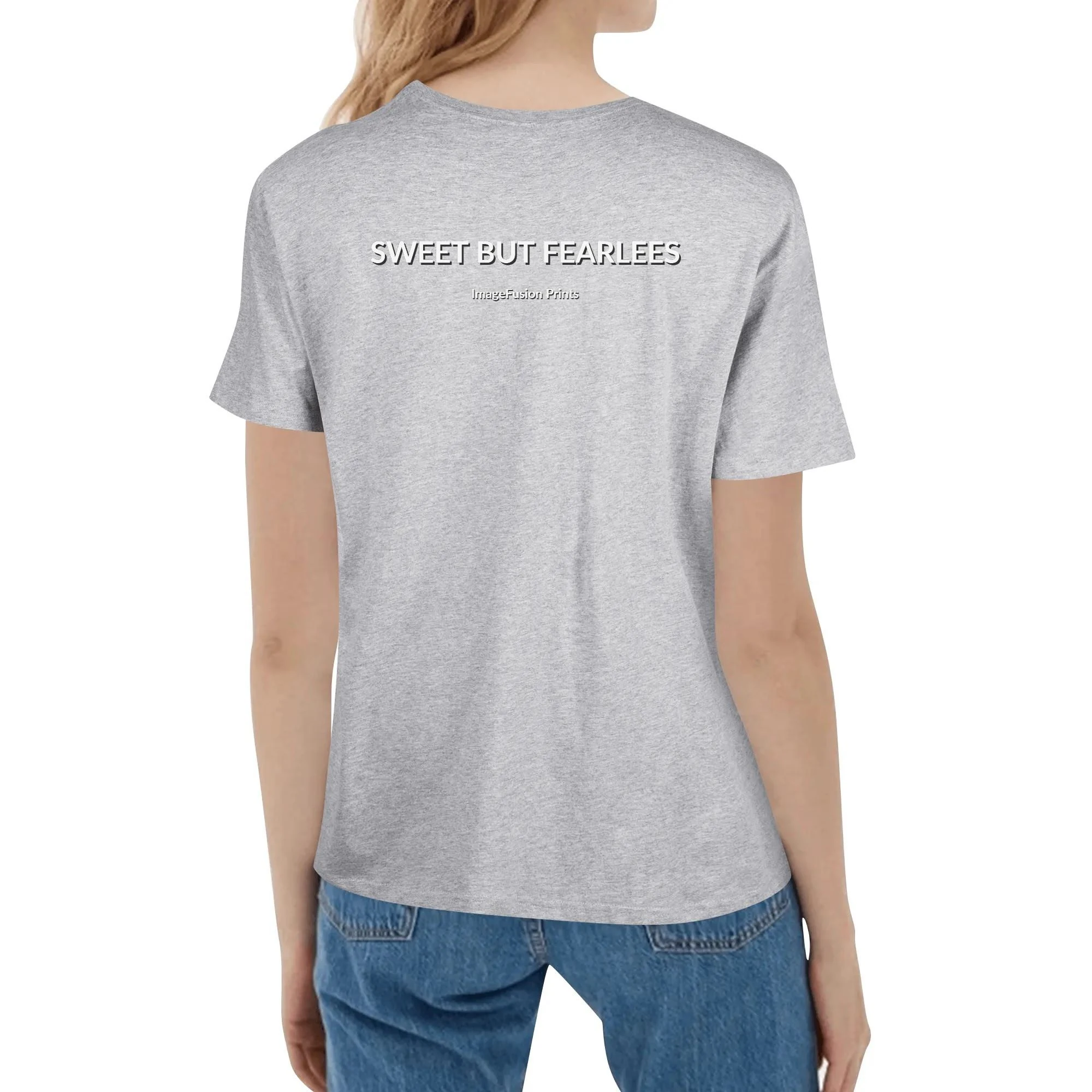 Camiseta mujer con diseño alternativo “Sweet But Fearless” frontal y trasero