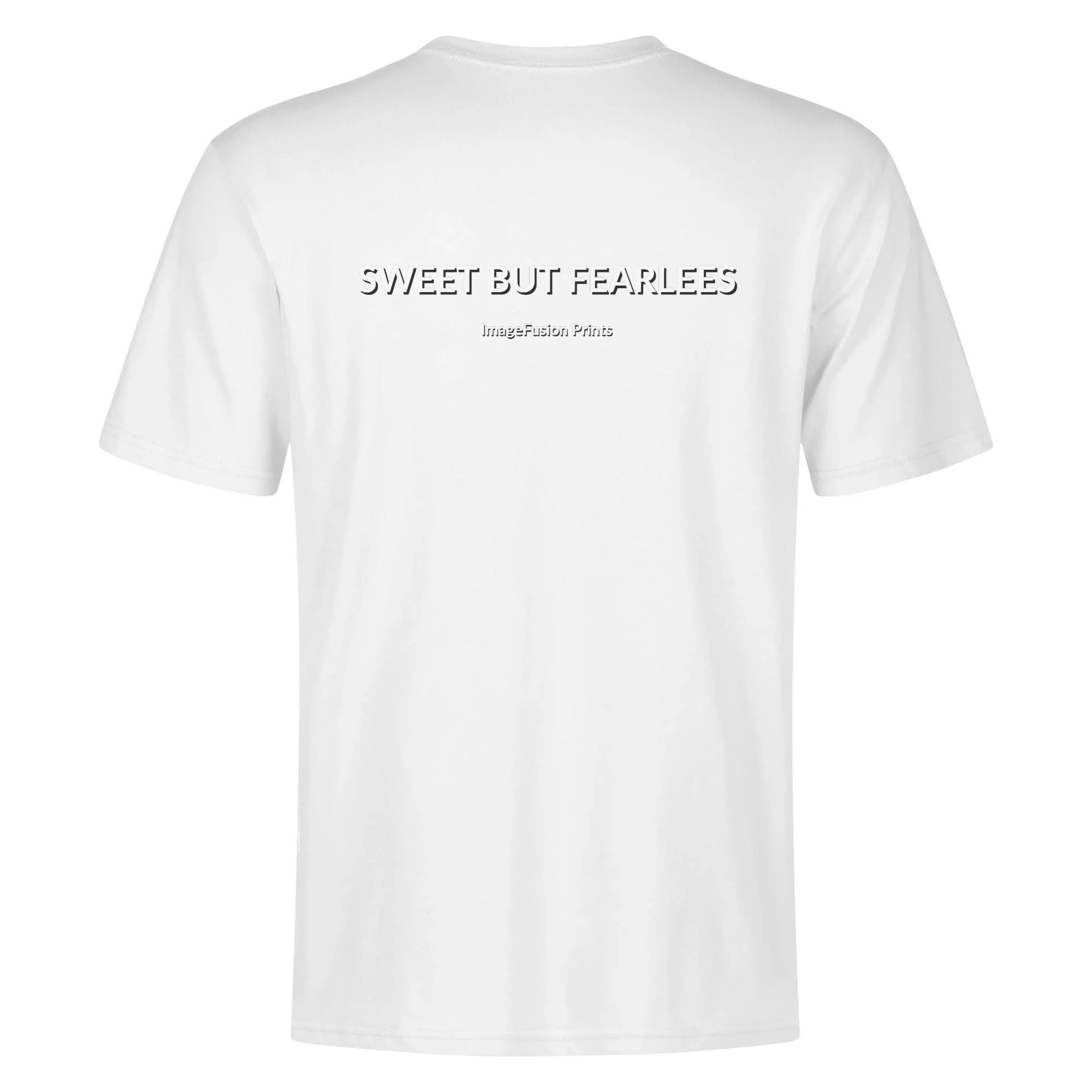Camiseta hombre con ilustración de chica alternativa y mensaje "Sweet But Fearless" en la espalda