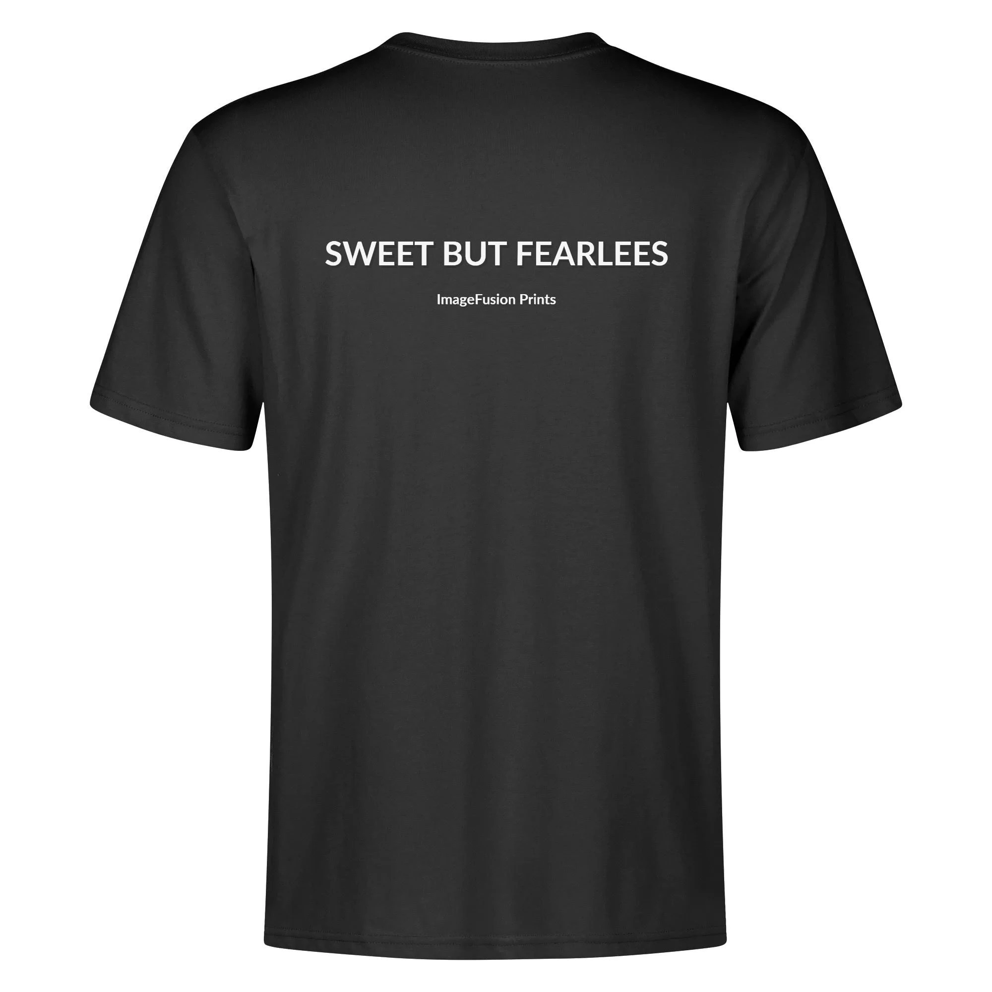 Camiseta hombre con ilustración de chica alternativa y mensaje "Sweet But Fearless" en la espalda