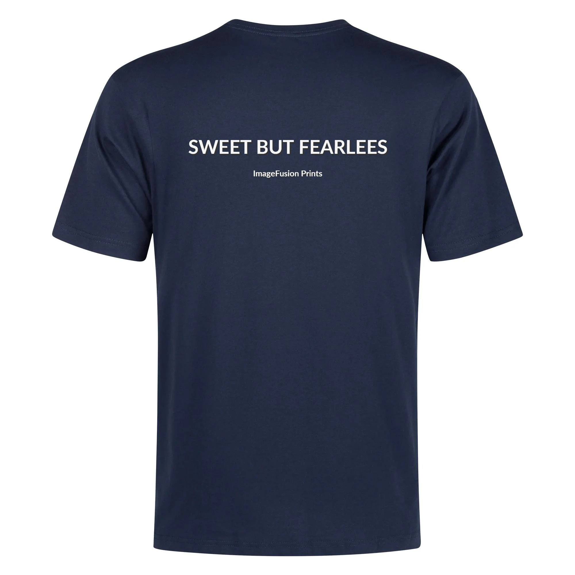 Camiseta hombre con ilustración de chica alternativa y mensaje "Sweet But Fearless" en la espalda