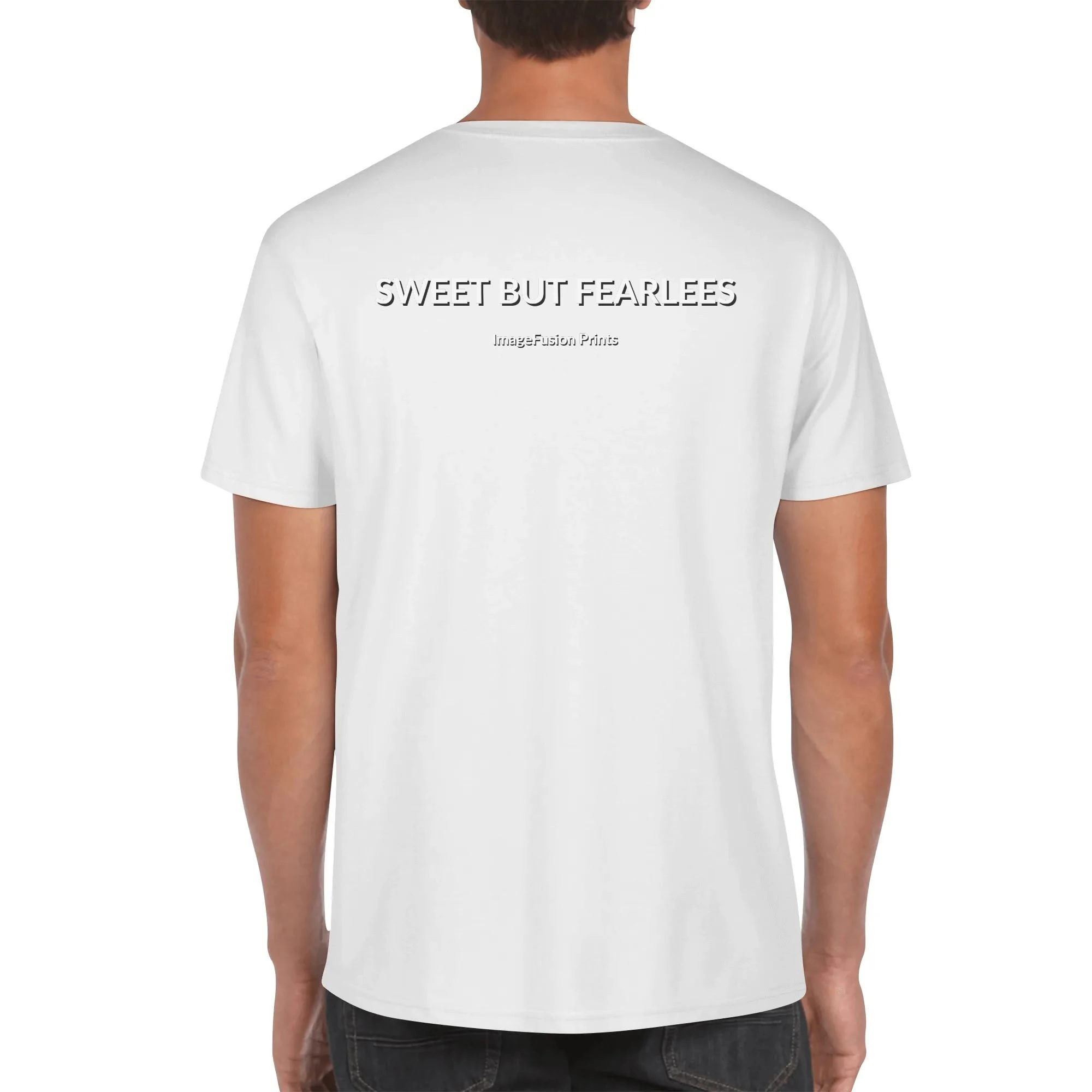 Camiseta hombre con ilustración de chica alternativa y mensaje "Sweet But Fearless" en la espalda