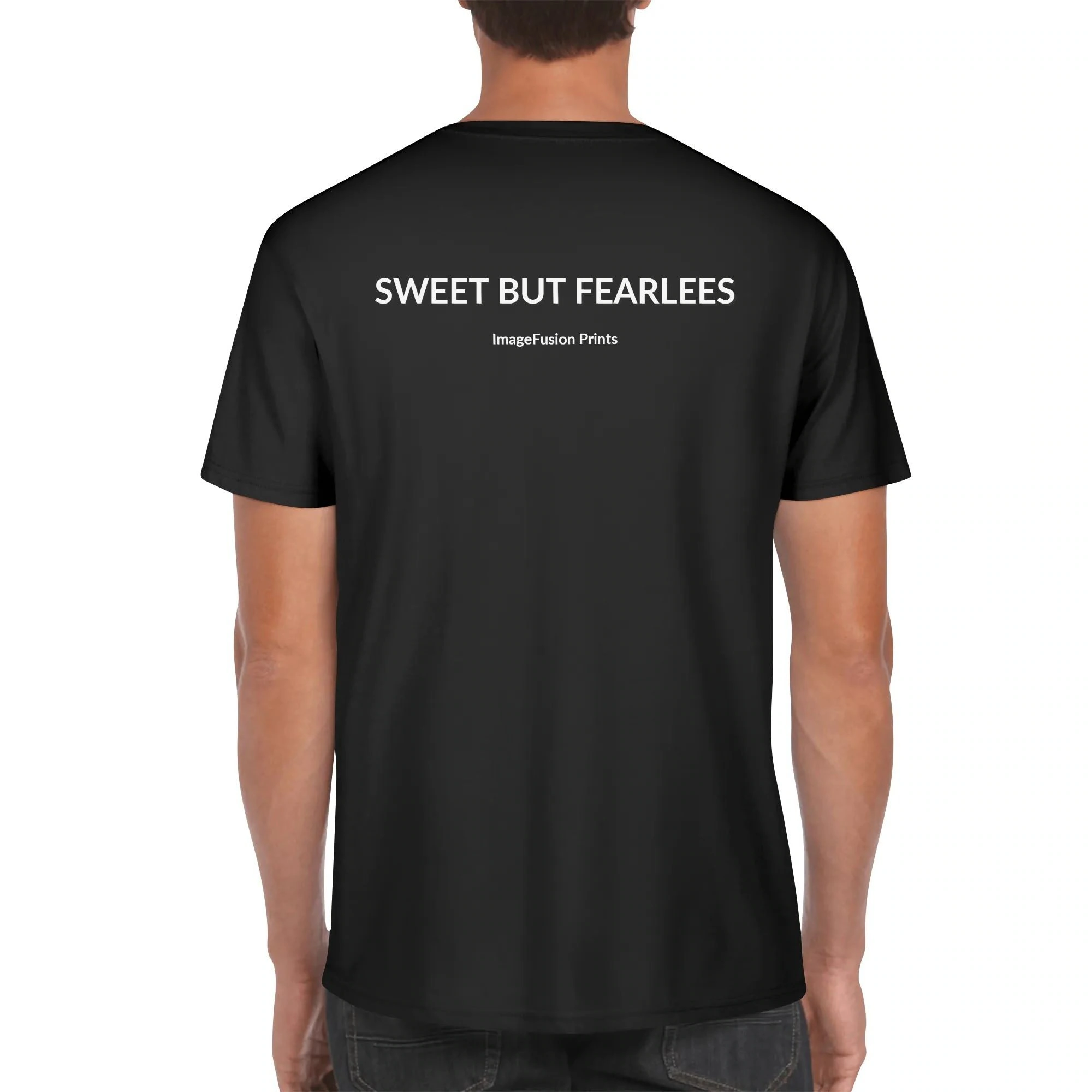 Camiseta hombre con ilustración de chica alternativa y mensaje "Sweet But Fearless" en la espalda