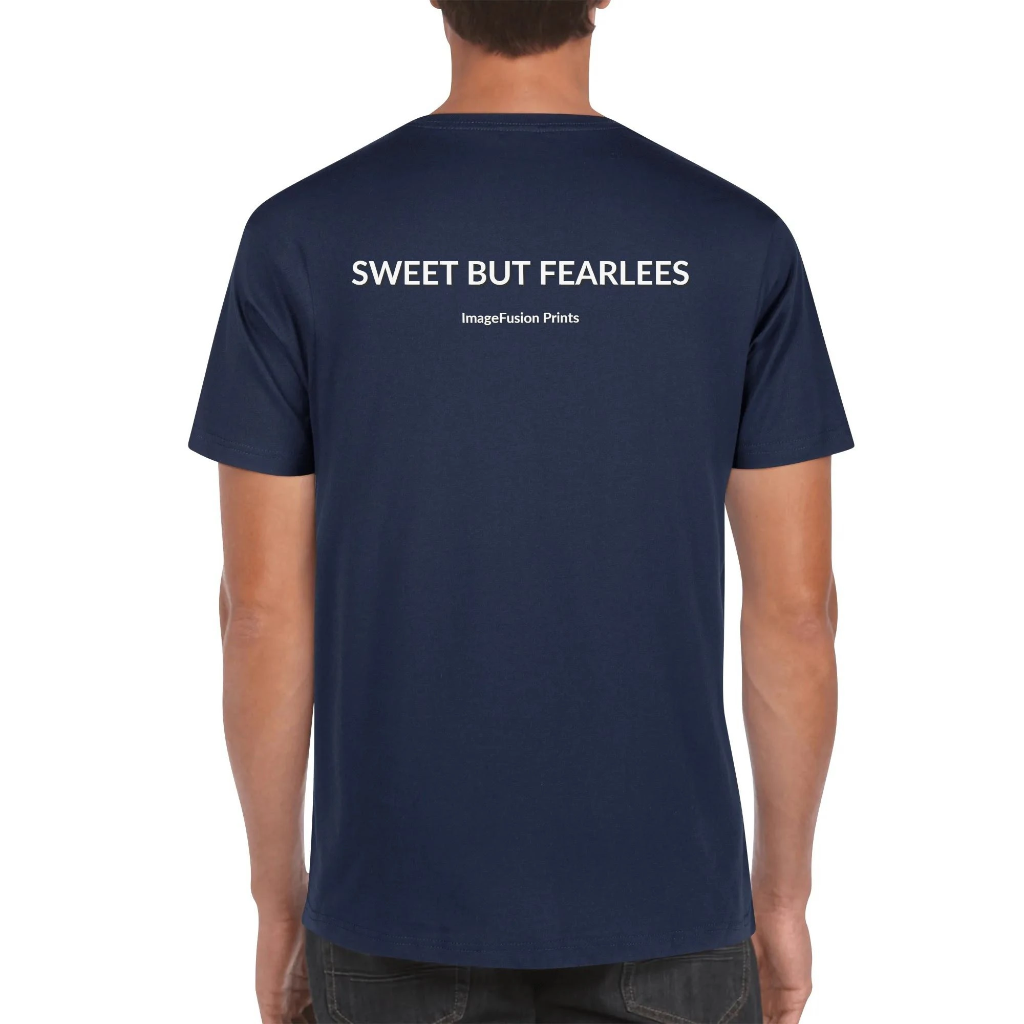 Camiseta hombre con ilustración de chica alternativa y mensaje "Sweet But Fearless" en la espalda