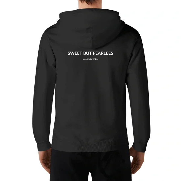 Hoodie unisex negra con ilustración punk de chica tomando café y mensaje trasero SWEET BUT FEARLESS en blanco