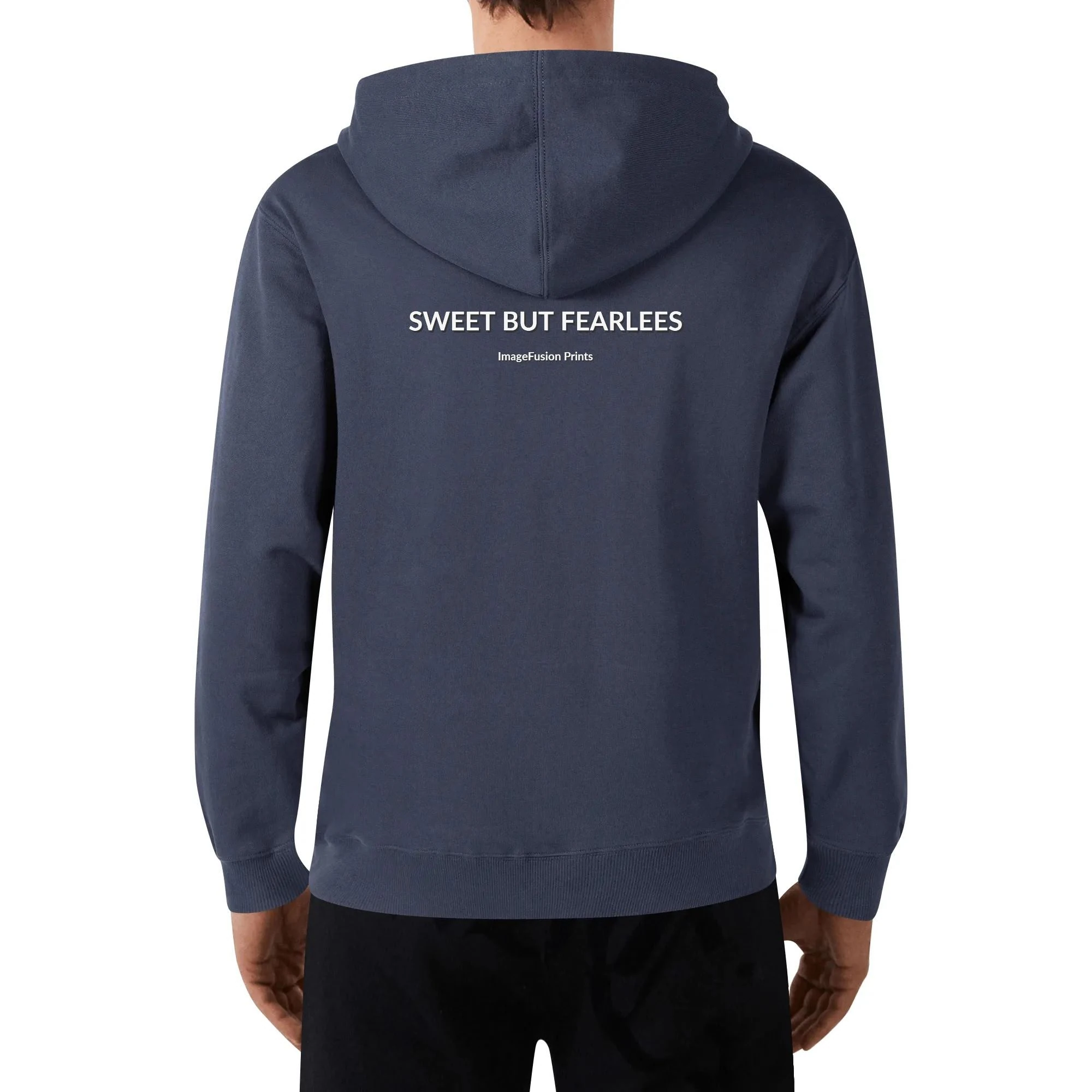Hoodie unisex negra con ilustración punk de chica tomando café y mensaje trasero SWEET BUT FEARLESS en blanco