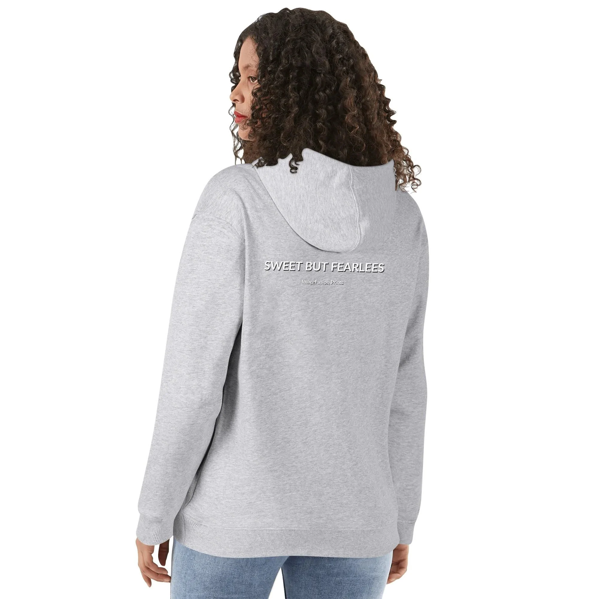 Hoodie unisex negra con ilustración punk de chica tomando café y mensaje trasero SWEET BUT FEARLESS en blanco