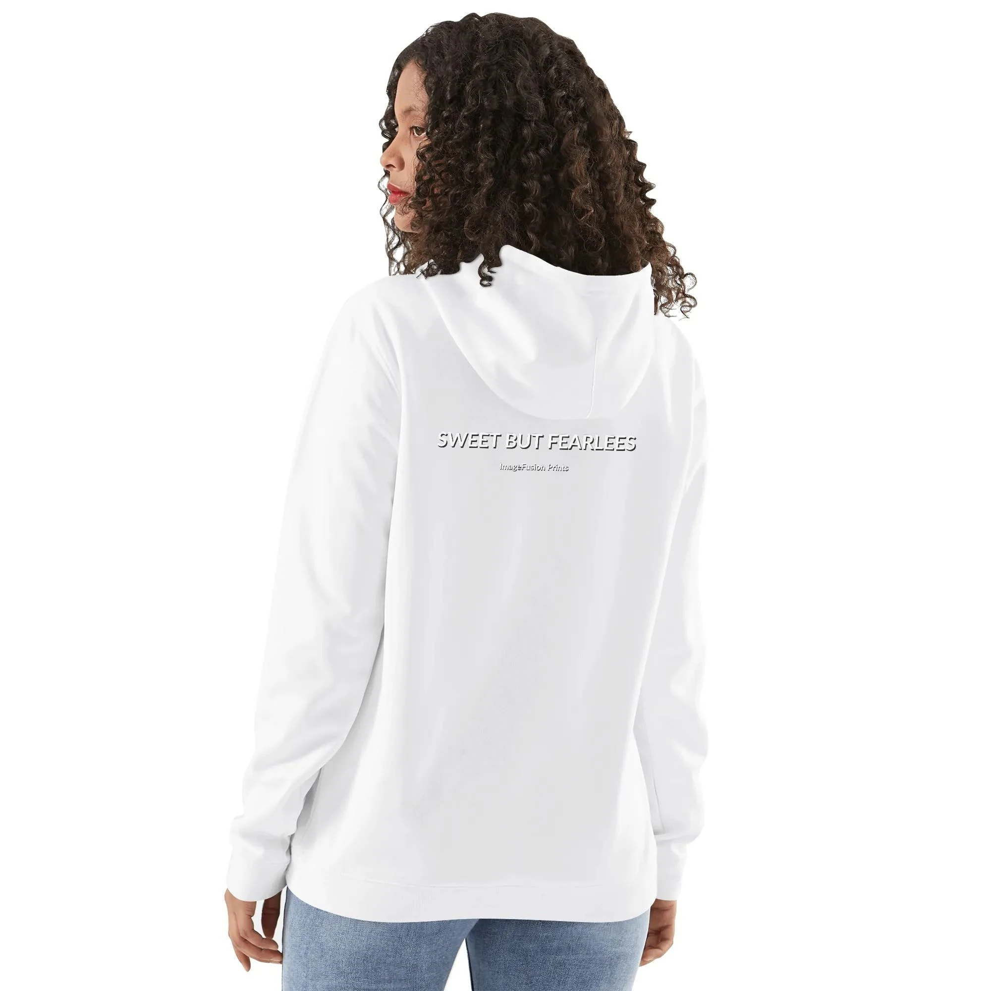 Hoodie unisex negra con ilustración punk de chica tomando café y mensaje trasero SWEET BUT FEARLESS en blanco