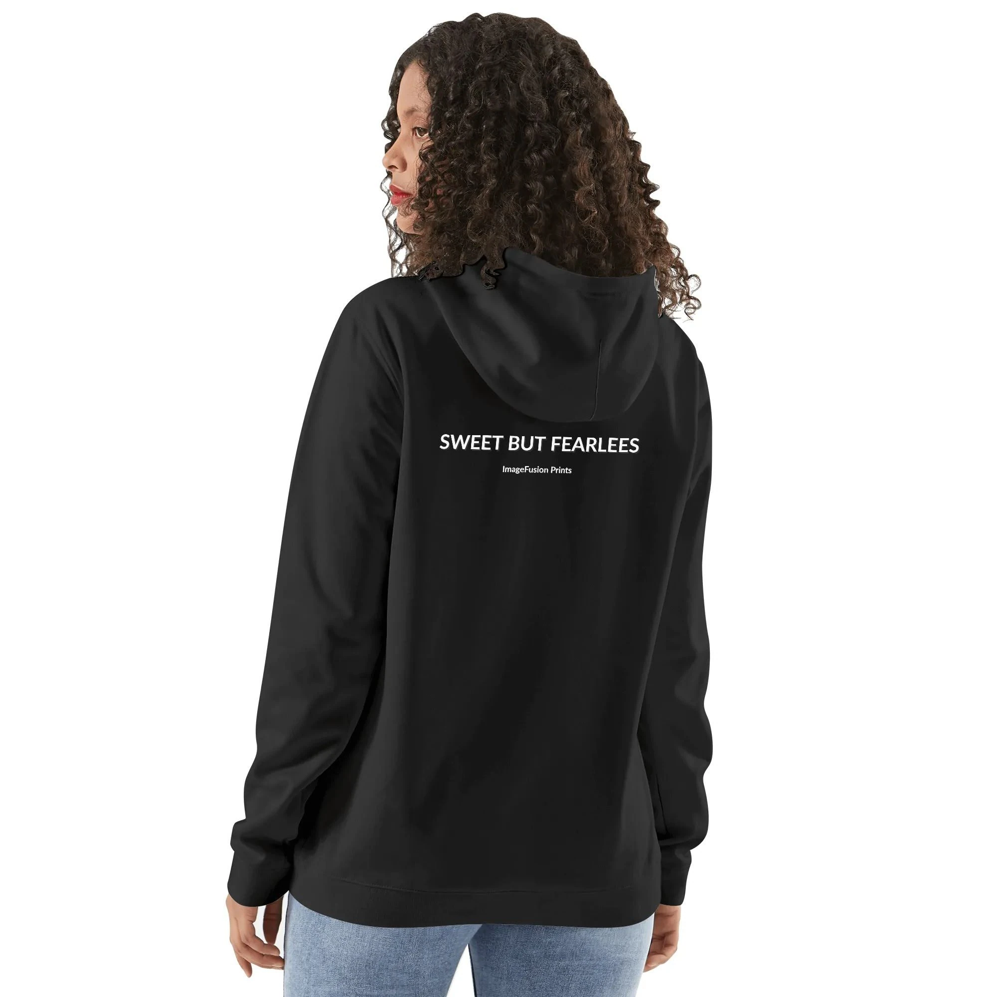 Hoodie unisex negra con ilustración punk de chica tomando café y mensaje trasero SWEET BUT FEARLESS en blanco