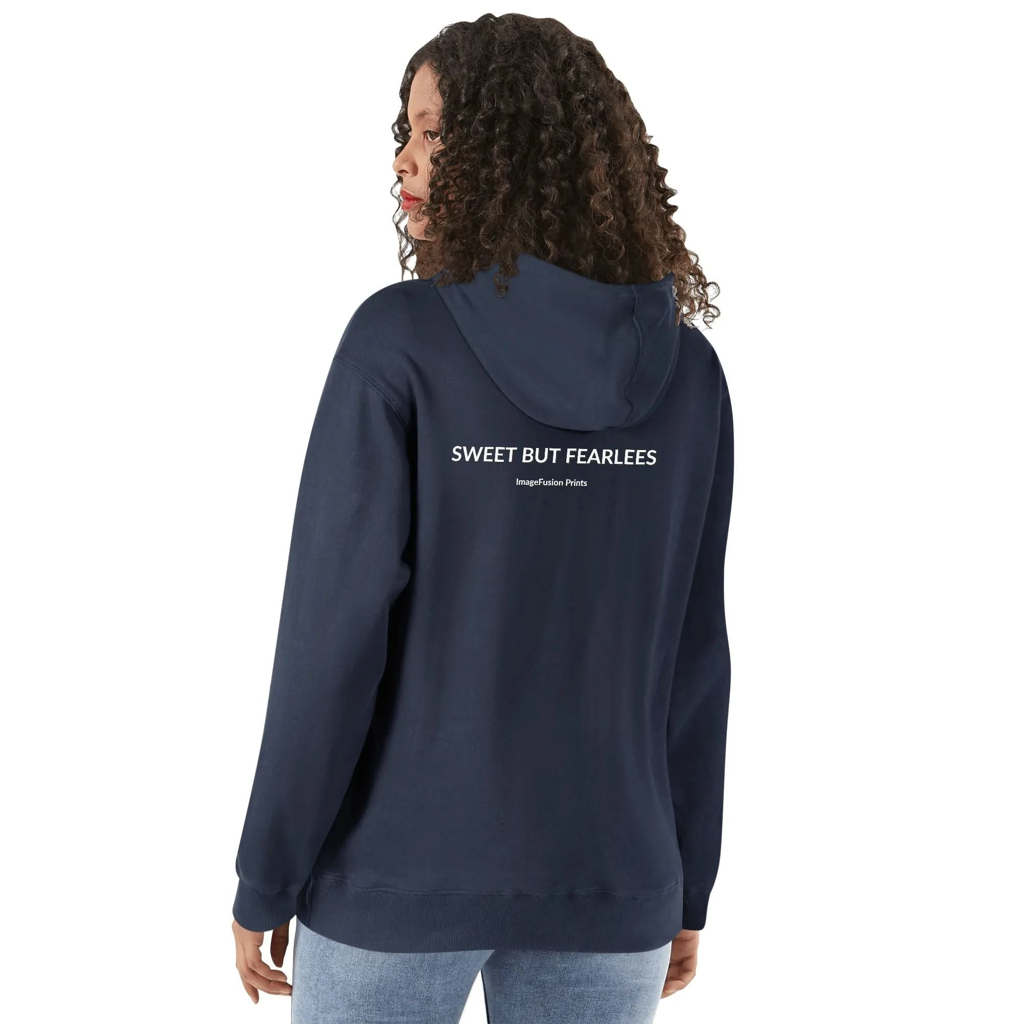 Hoodie unisex negra con ilustración punk de chica tomando café y mensaje trasero SWEET BUT FEARLESS en blanco