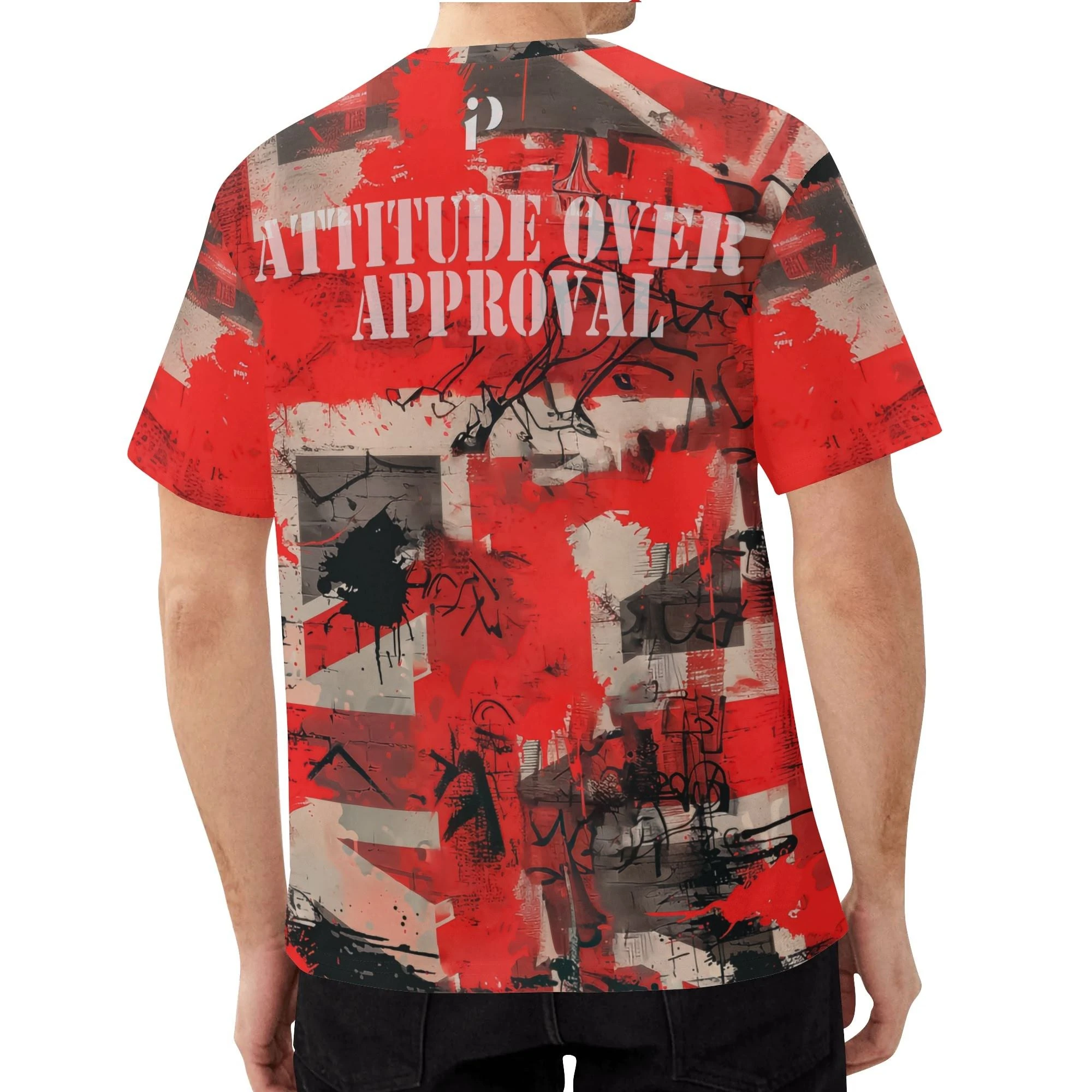 Camiseta hombre Attitude Over Approval con diseño punk urbano all-over y mensaje trasero