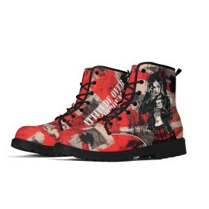Botas negras de mujer con mensaje “Attitude Over Approval” y diseño gráfico alternativo