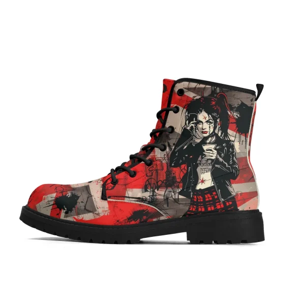 Botas negras de mujer con mensaje “Attitude Over Approval” y diseño gráfico alternativo