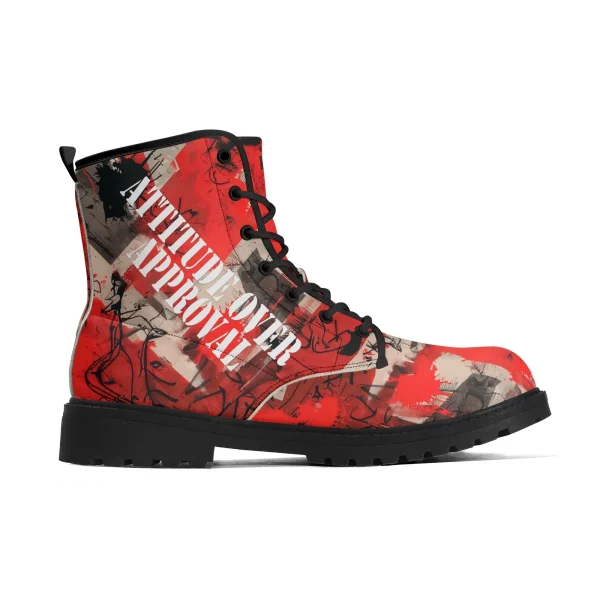 Botas negras de mujer con mensaje “Attitude Over Approval” y diseño gráfico alternativo