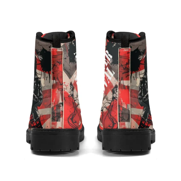 Botas negras de mujer con mensaje “Attitude Over Approval” y diseño gráfico alternativo