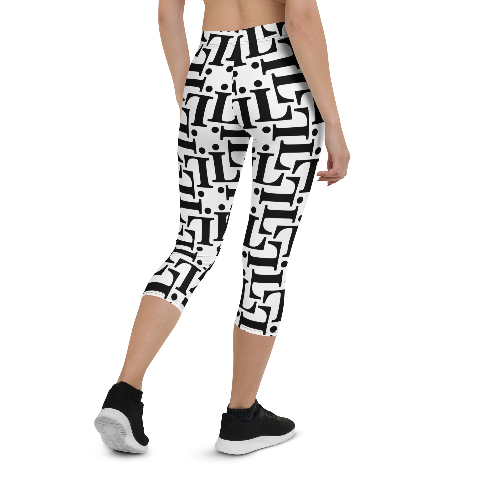 Mujer con leggings capri CODE NOIR de estampado tipográfico blanco y negro