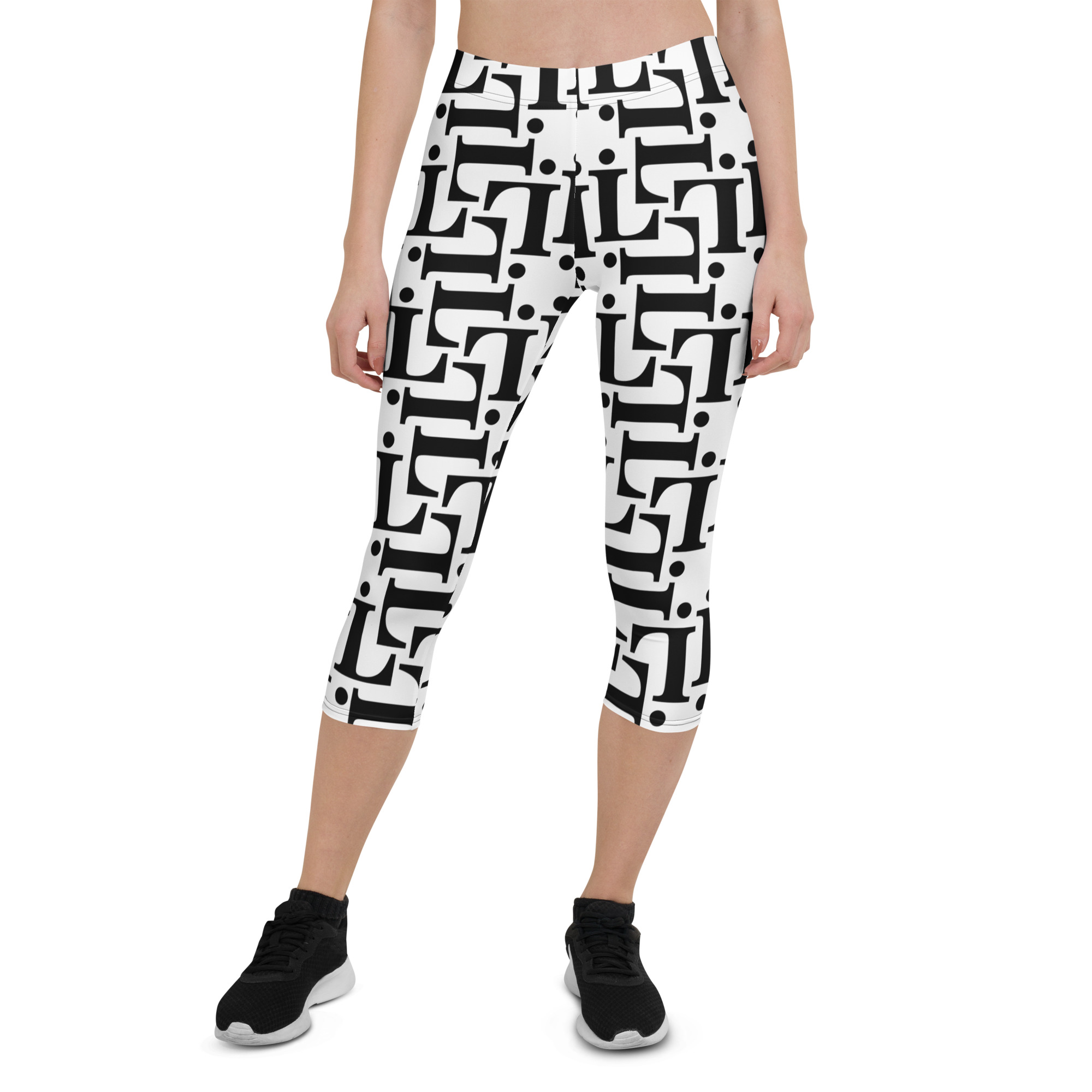 Mujer con leggings capri CODE NOIR de estampado tipográfico blanco y negro