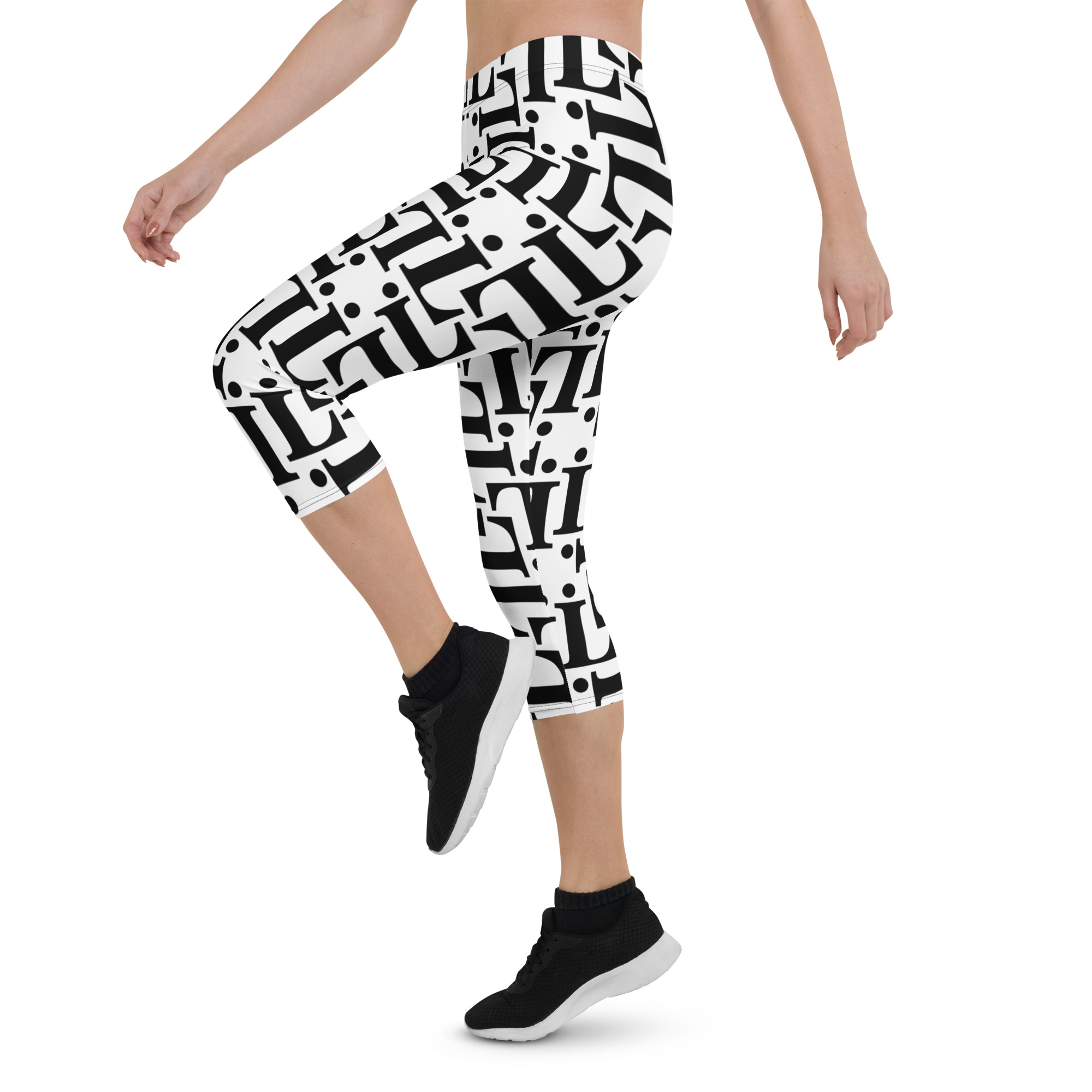 Mujer con leggings capri CODE NOIR de estampado tipográfico blanco y negro