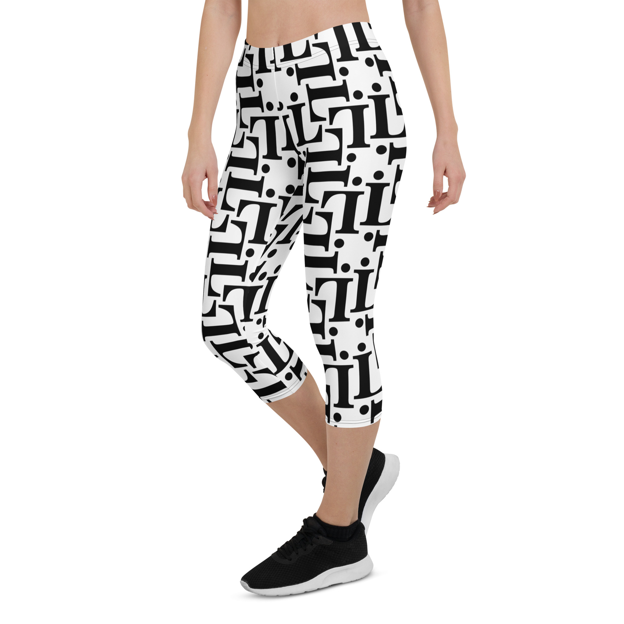 Mujer con leggings capri CODE NOIR de estampado tipográfico blanco y negro