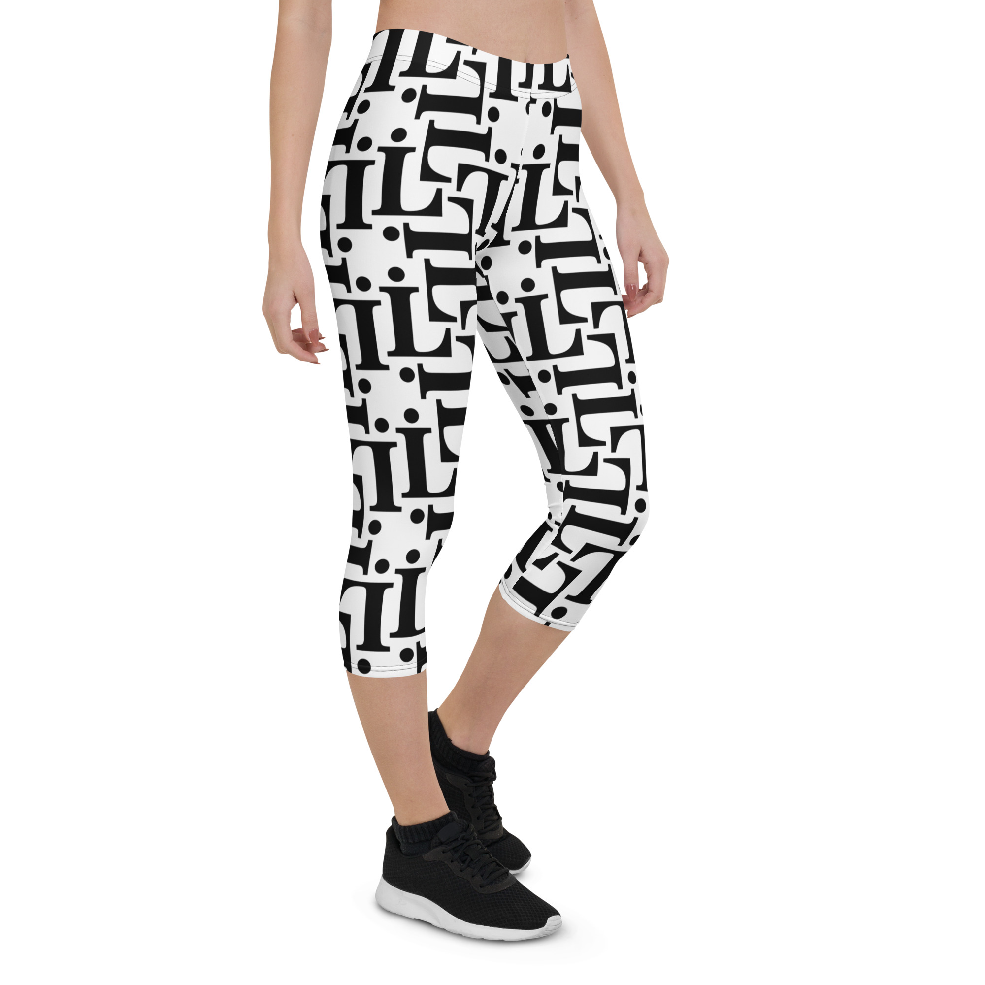 Mujer con leggings capri CODE NOIR de estampado tipográfico blanco y negro