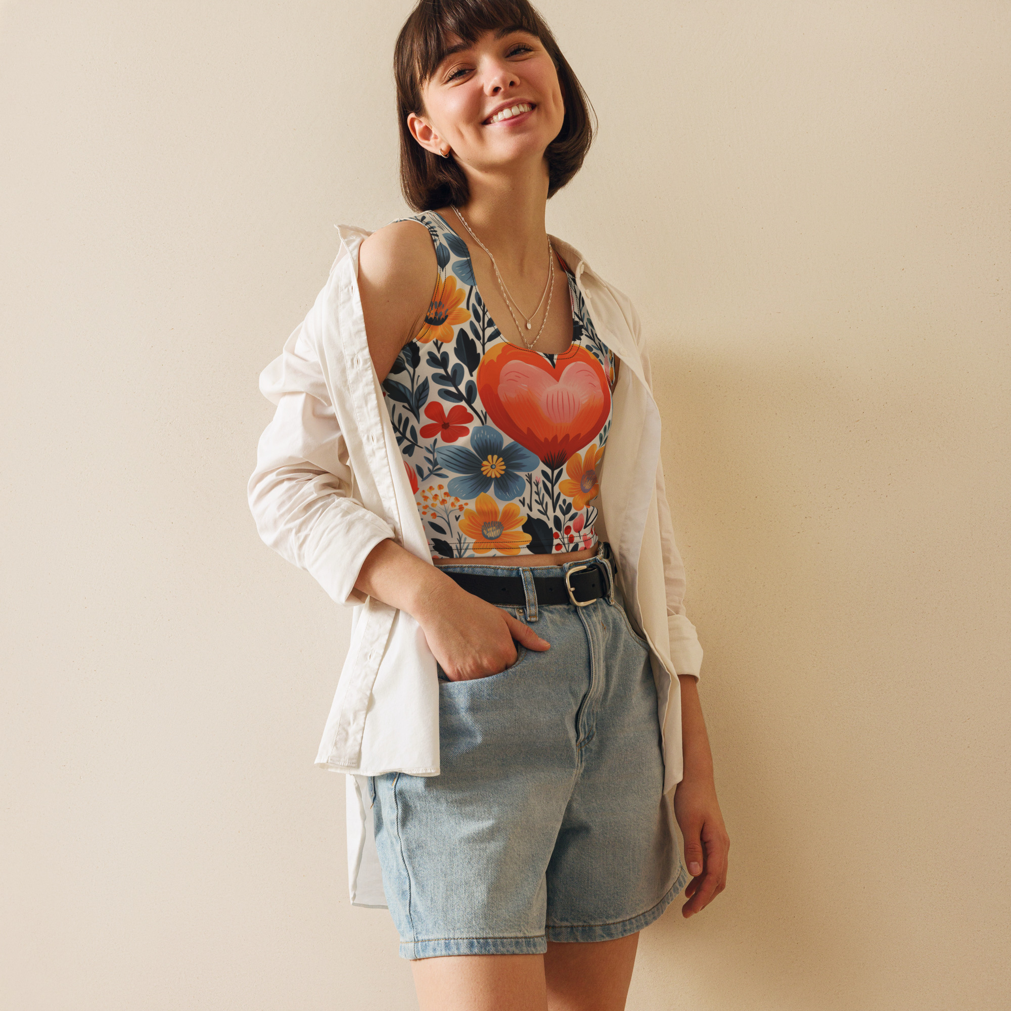 Modelo con top corto estampado floral Flor Viva en ambiente veraniego