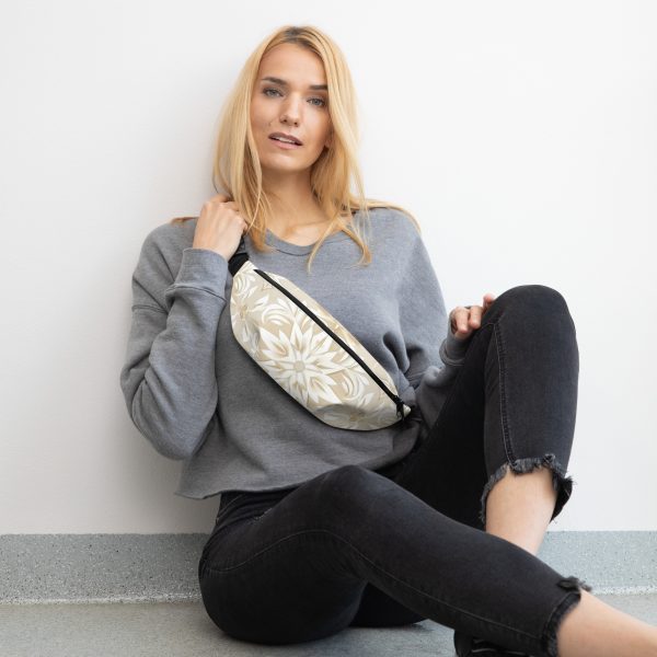 Riñonera floral beige Soft Bloom con diseño all-over y cinta negra ajustable.