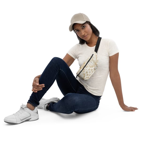 Riñonera floral beige Soft Bloom con diseño all-over y cinta negra ajustable.