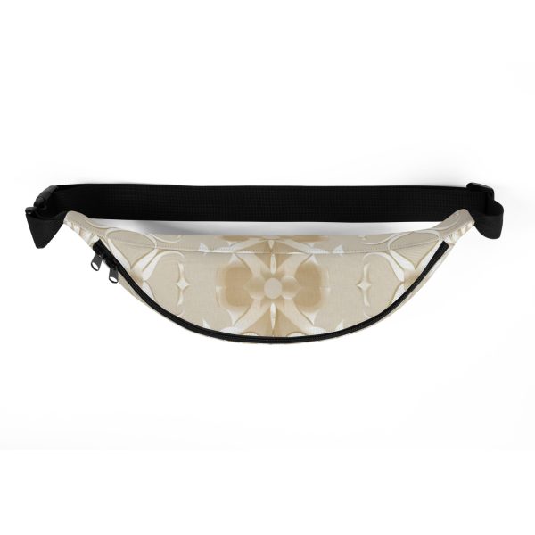 Riñonera floral beige Soft Bloom con diseño all-over y cinta negra ajustable.