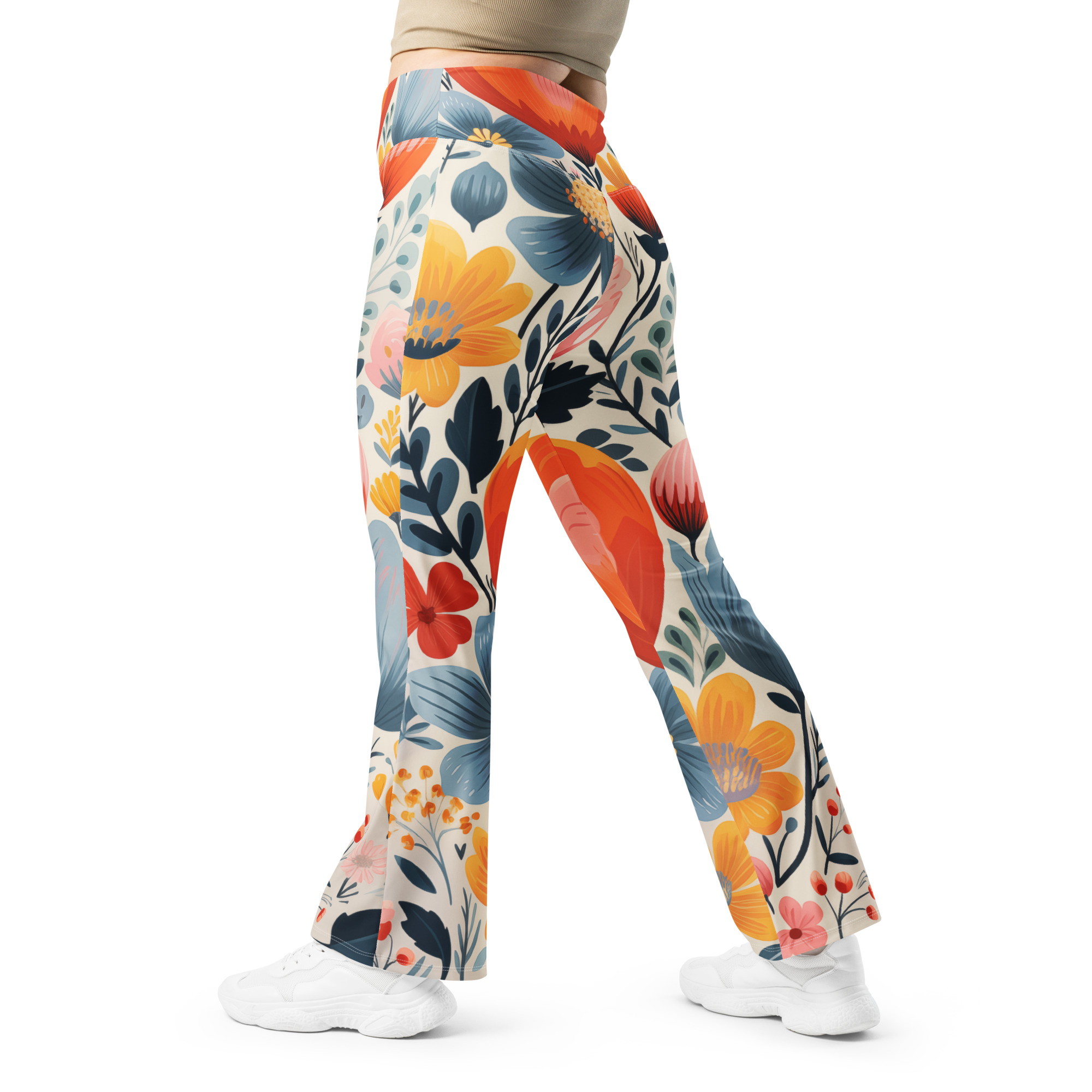 Mujer con leggings acampanados de estampado floral escandinavo en tonos cálidos – vista frontal