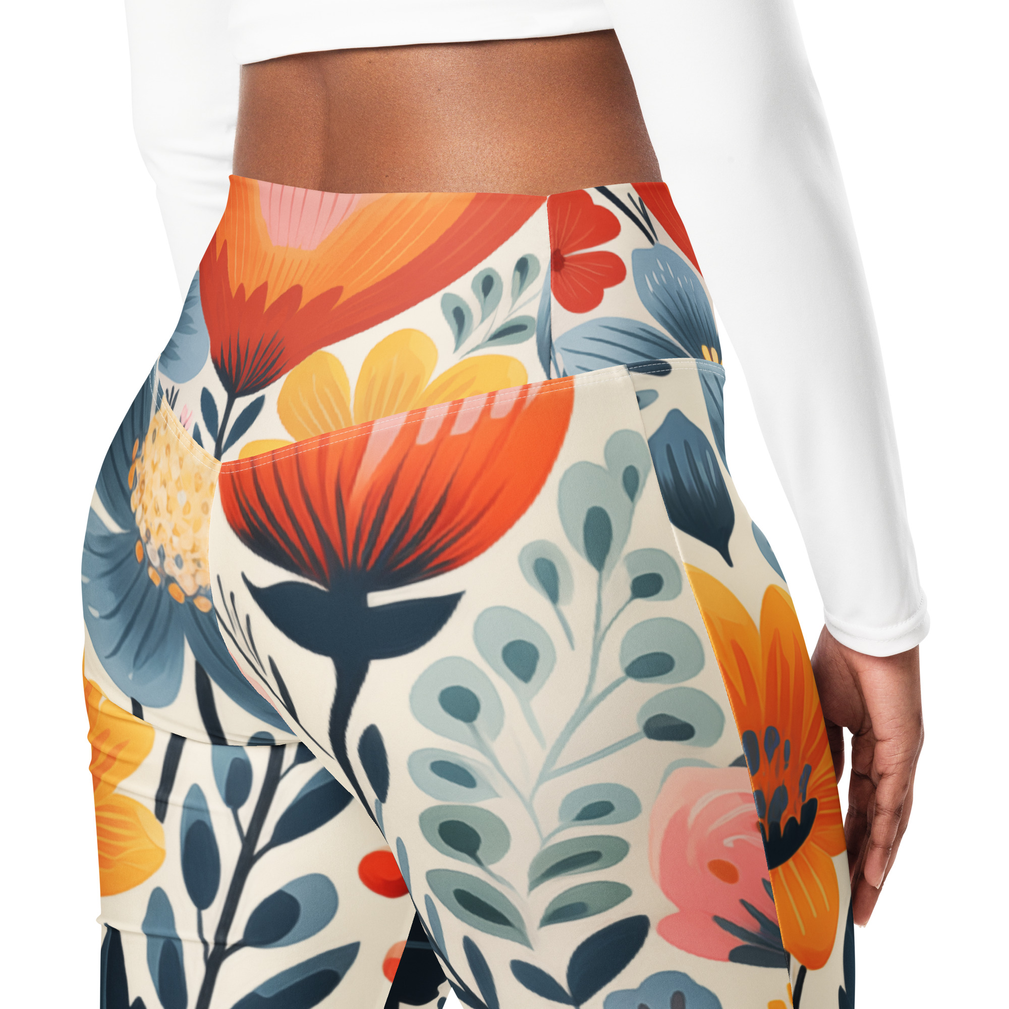 Mujer con leggings acampanados de estampado floral escandinavo en tonos cálidos – vista frontal