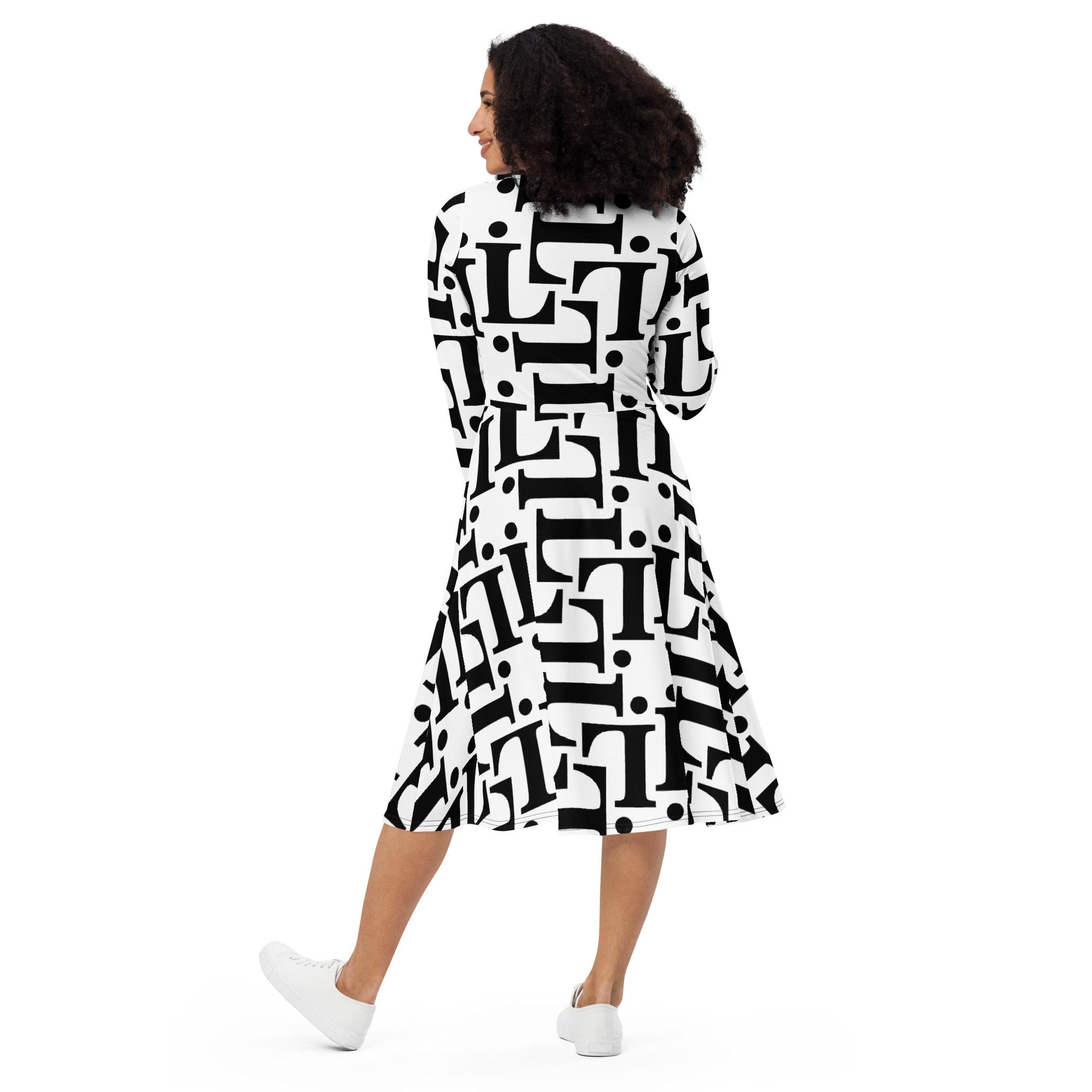 Modelo con vestido midi CODE NOIR blanco y negro con estampado tipográfico integral