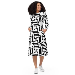 Modelo con vestido midi CODE NOIR blanco y negro con estampado tipográfico integral