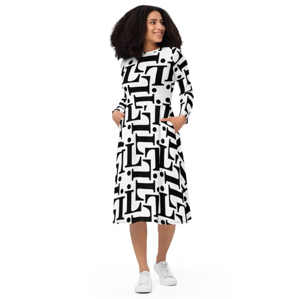 Modelo con vestido midi CODE NOIR blanco y negro con estampado tipográfico integral